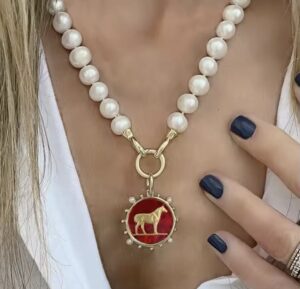 Perlas y medalla caballo rojo